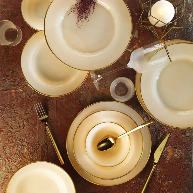 Shop Nu 18-delige serviesset van porselein, beige met gouden accenten